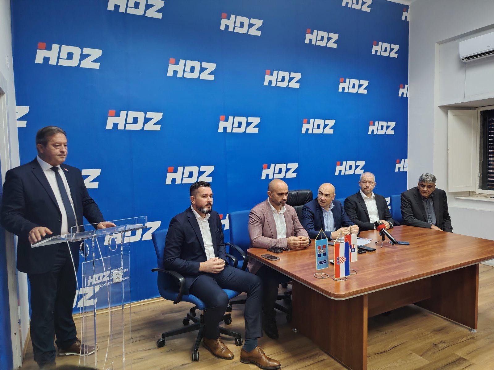 PRED UNUTARSTRANAČKE IZBORE